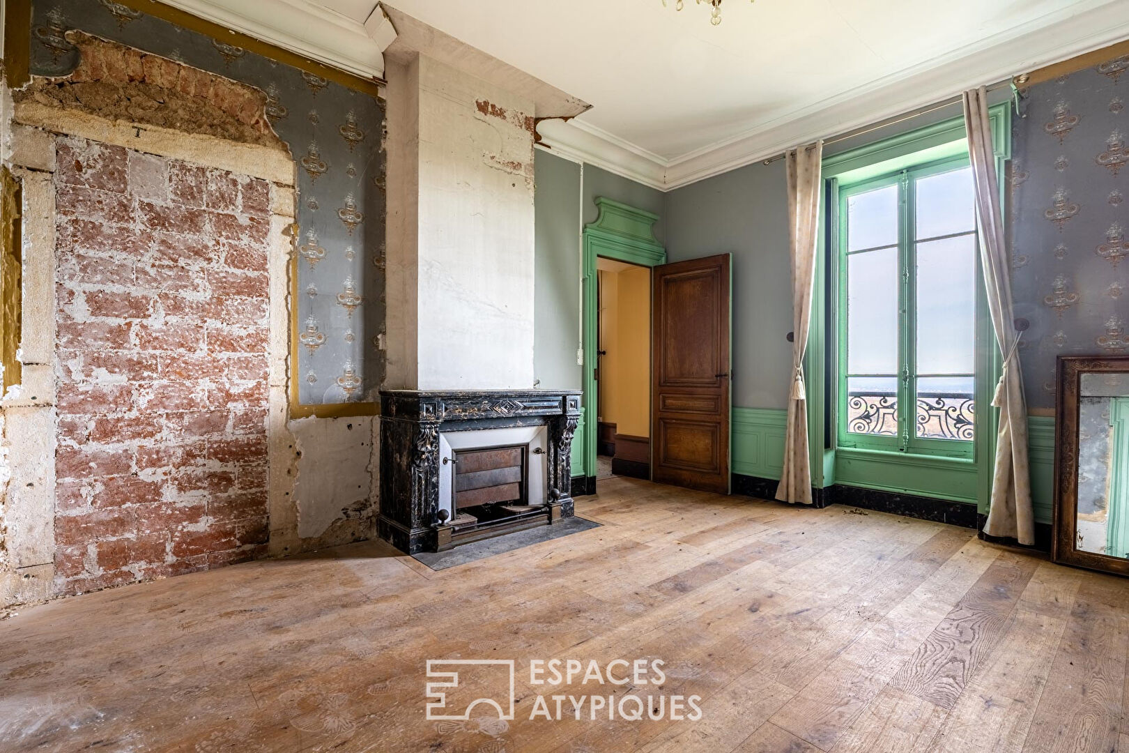 Château à rénover avec vue panoramique sur les monts du Beaujolais