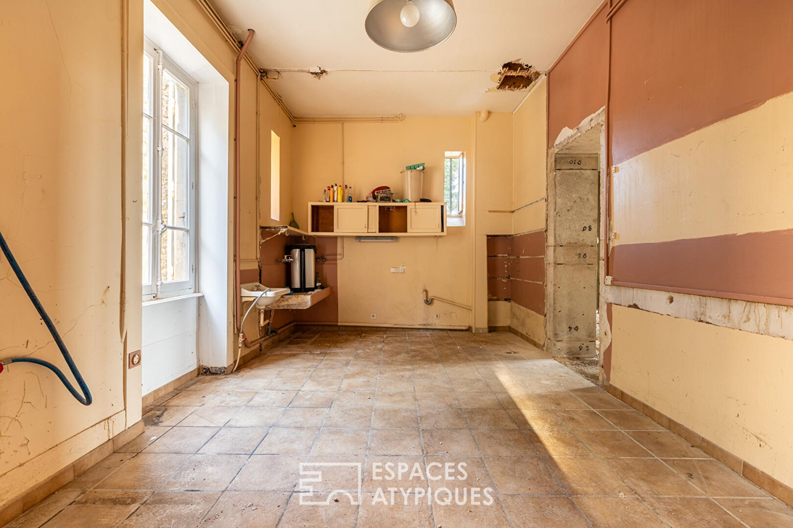 Château à rénover avec vue panoramique sur les monts du Beaujolais