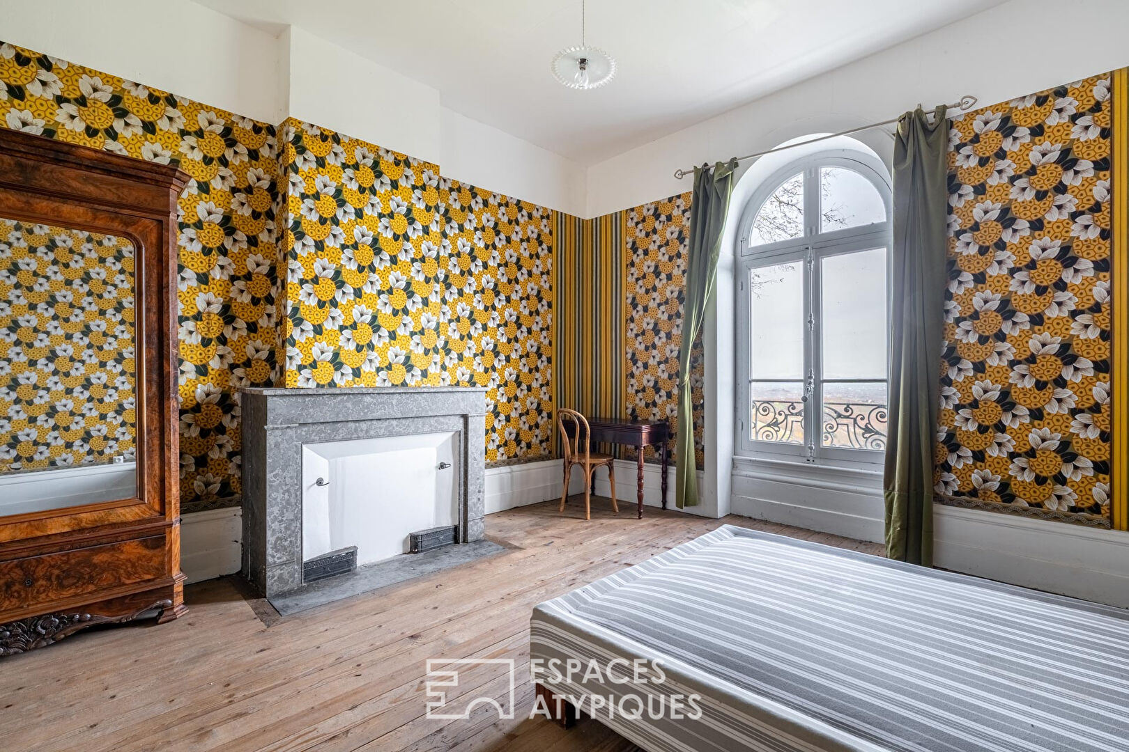 Château à rénover avec vue panoramique sur les monts du Beaujolais