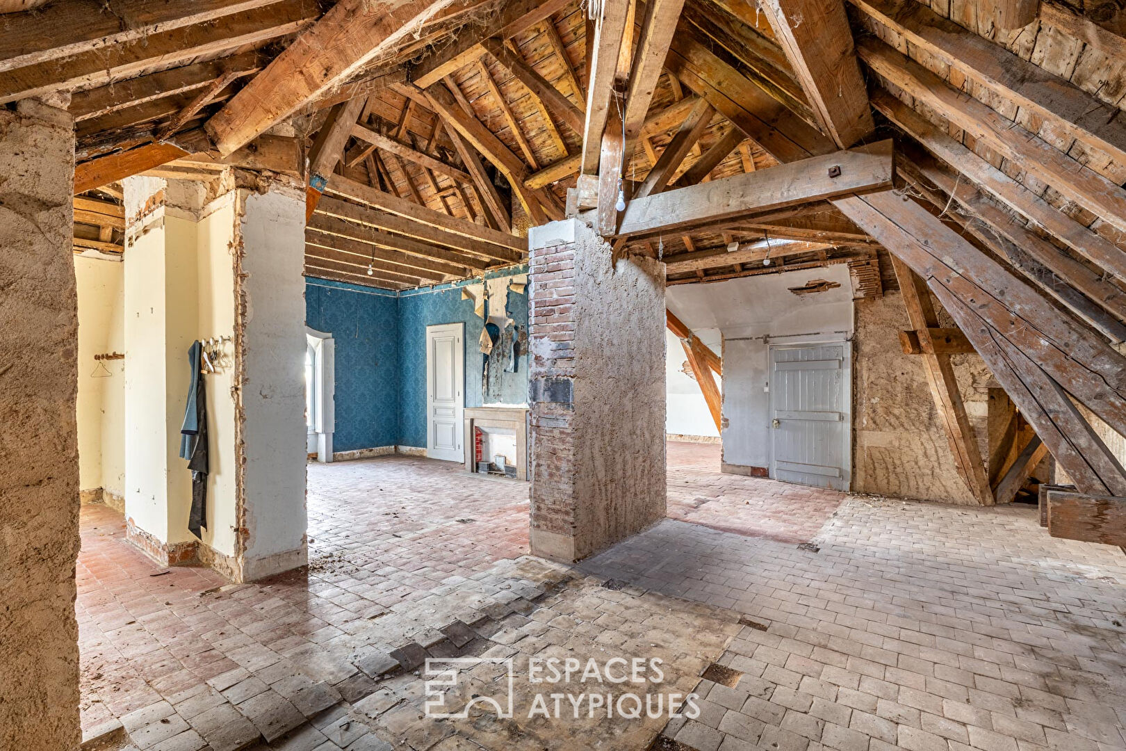 Château à rénover avec vue panoramique sur les monts du Beaujolais