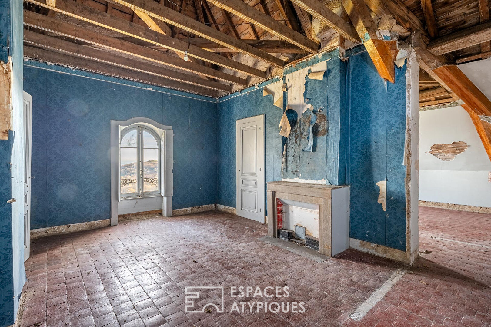 Château à rénover avec vue panoramique sur les monts du Beaujolais