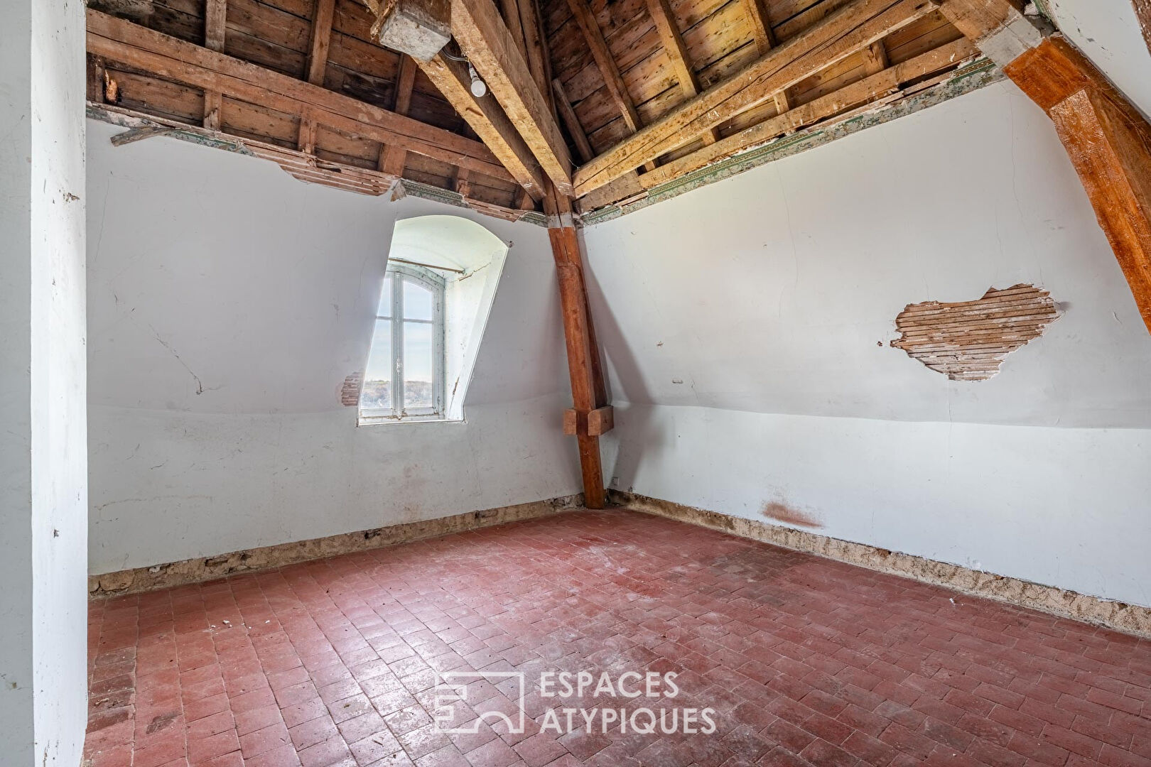 Château à rénover avec vue panoramique sur les monts du Beaujolais