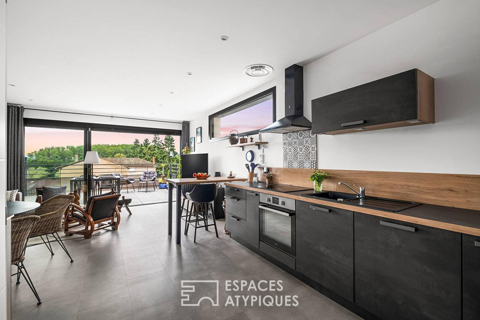 Charmante maison neuve en duplex avec terrasse et stationnement