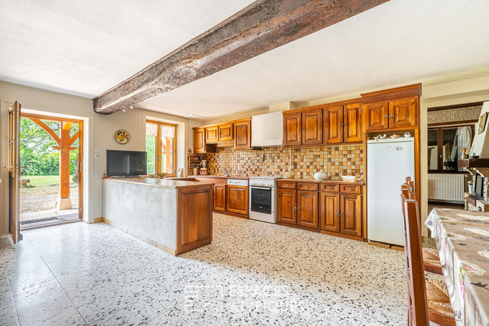 Maison à rénover avec jardin arboré et beaux volumes