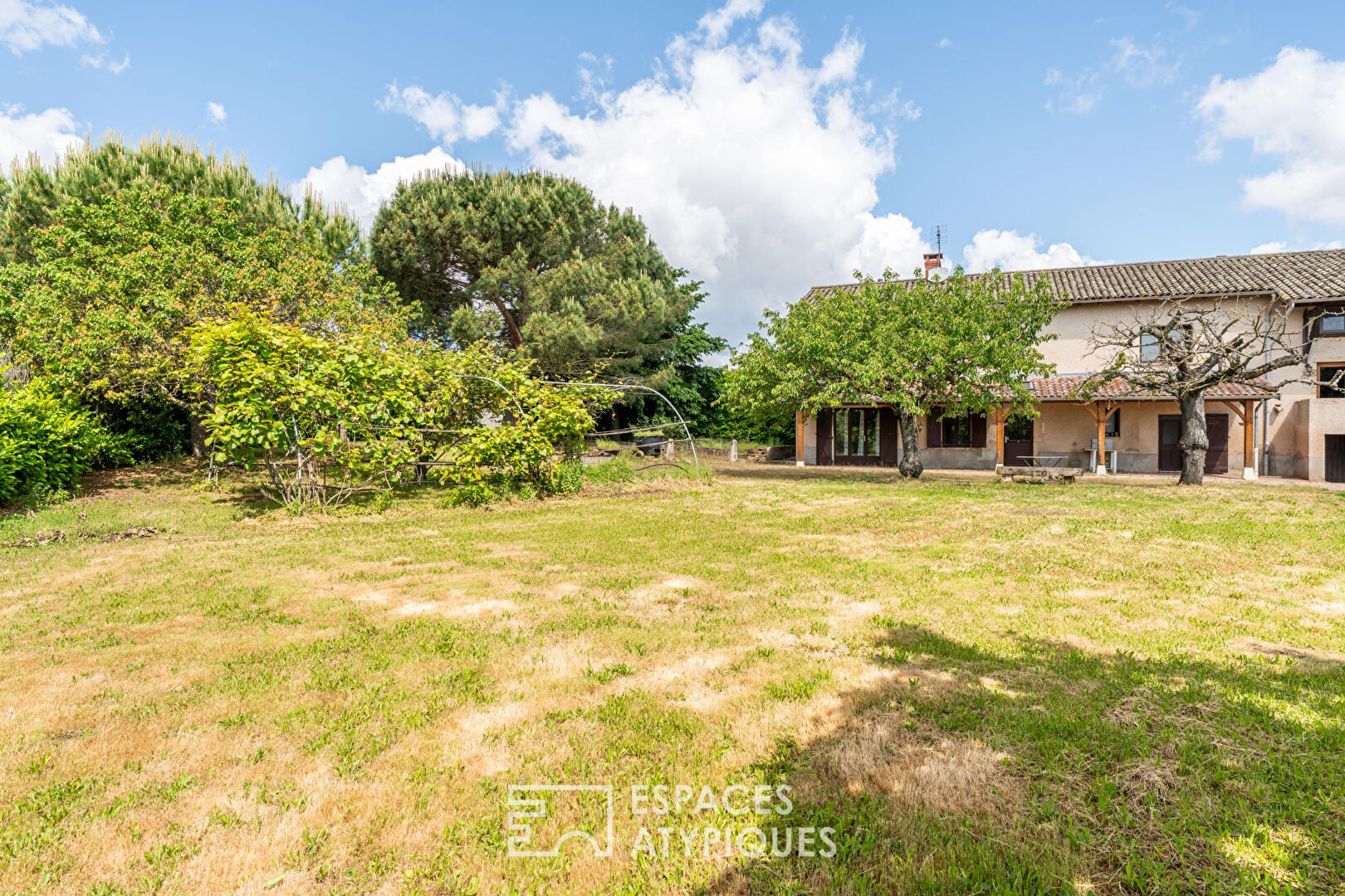 Maison à rénover avec jardin arboré et beaux volumes