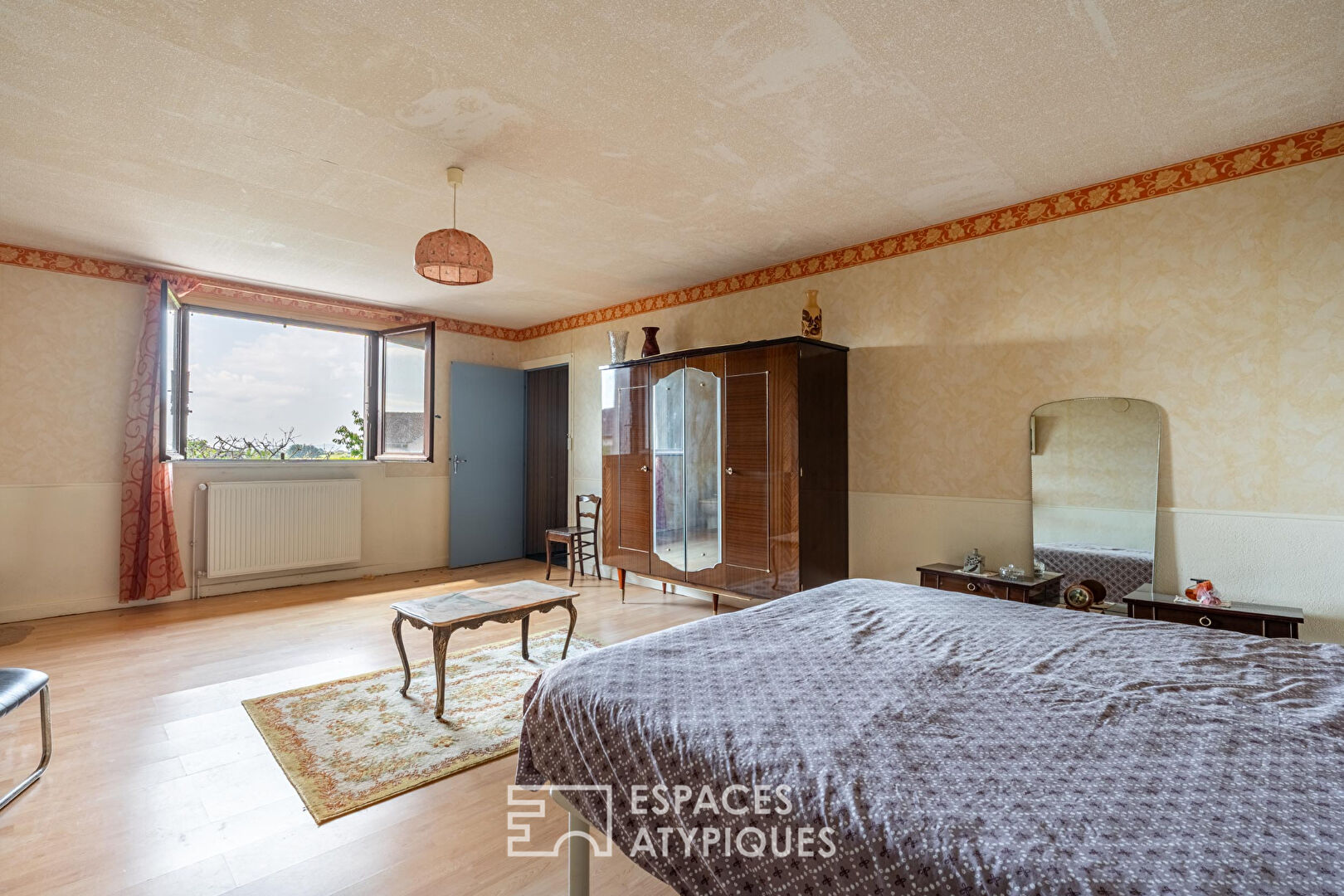 Maison à rénover avec jardin arboré et beaux volumes
