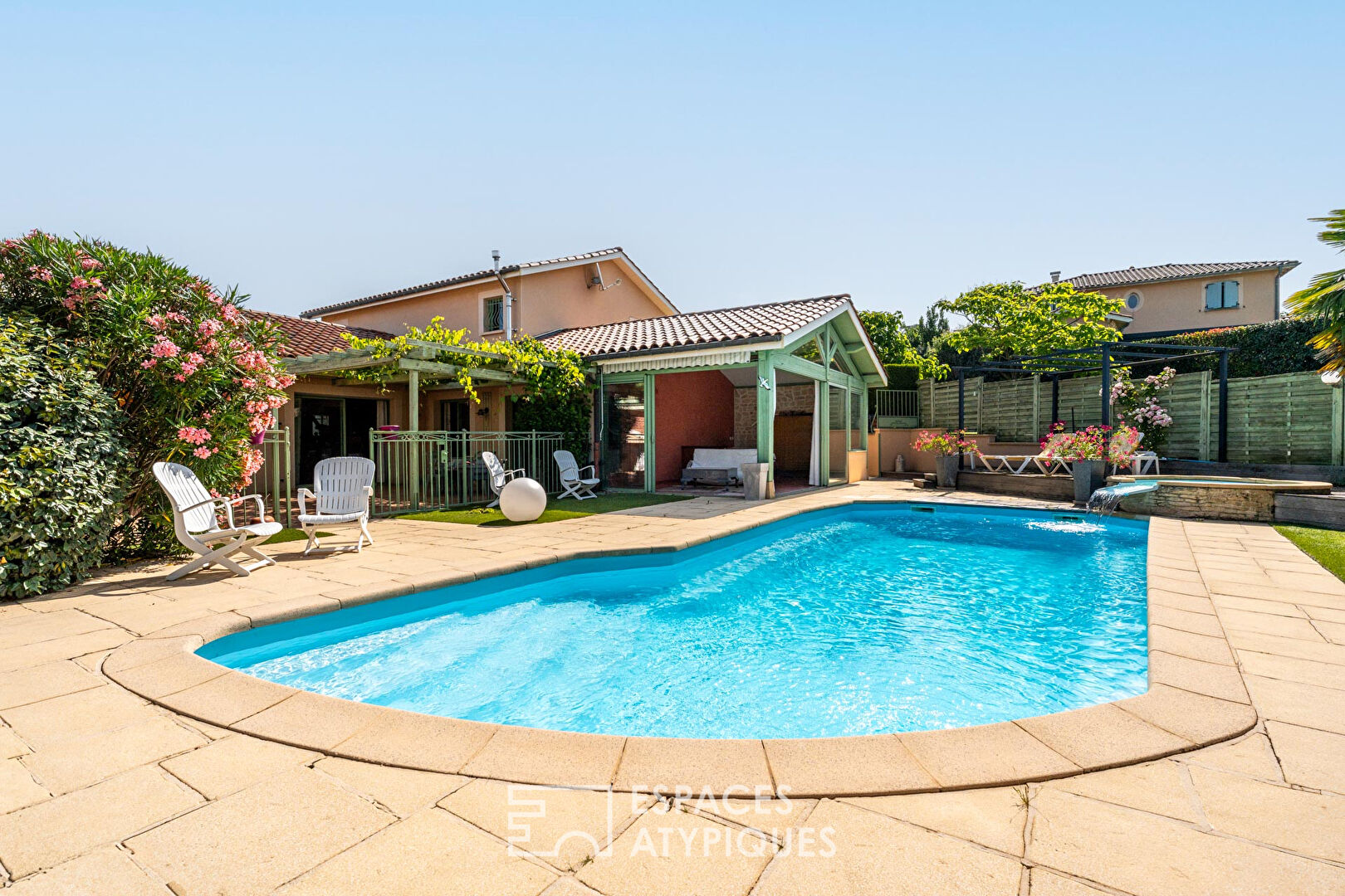 Villa avec jardin et piscine au coeur de Pommiers