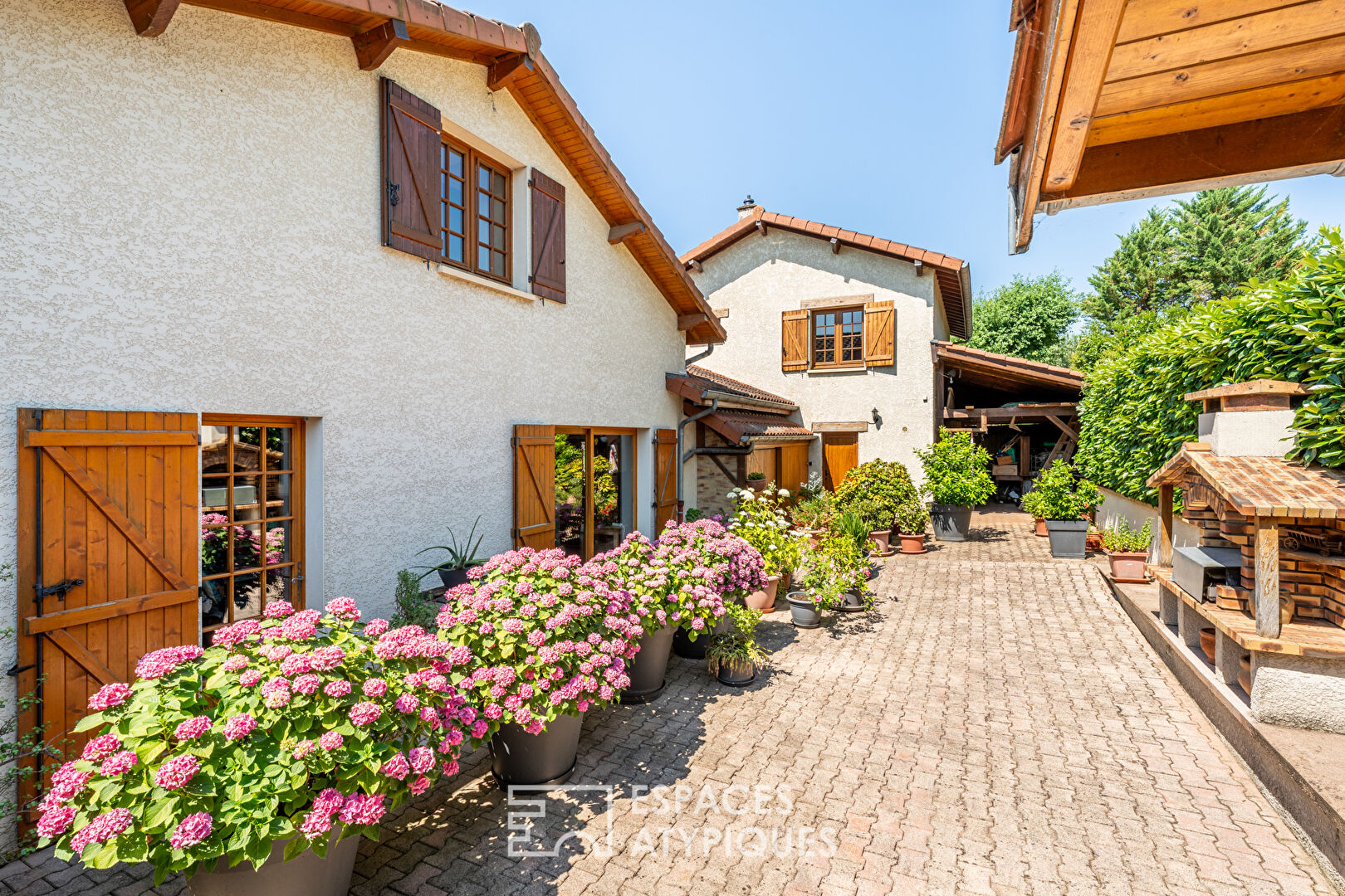 Maison spacieuse et fonctionnelle avec jardin et cour arborée