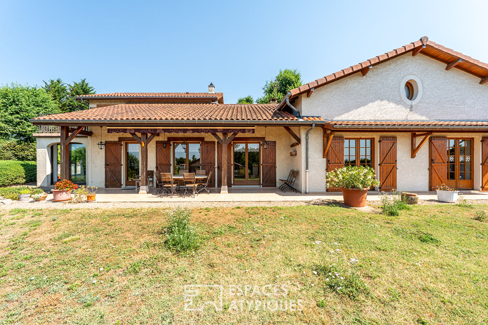 Maison spacieuse et fonctionnelle avec jardin et cour arborée