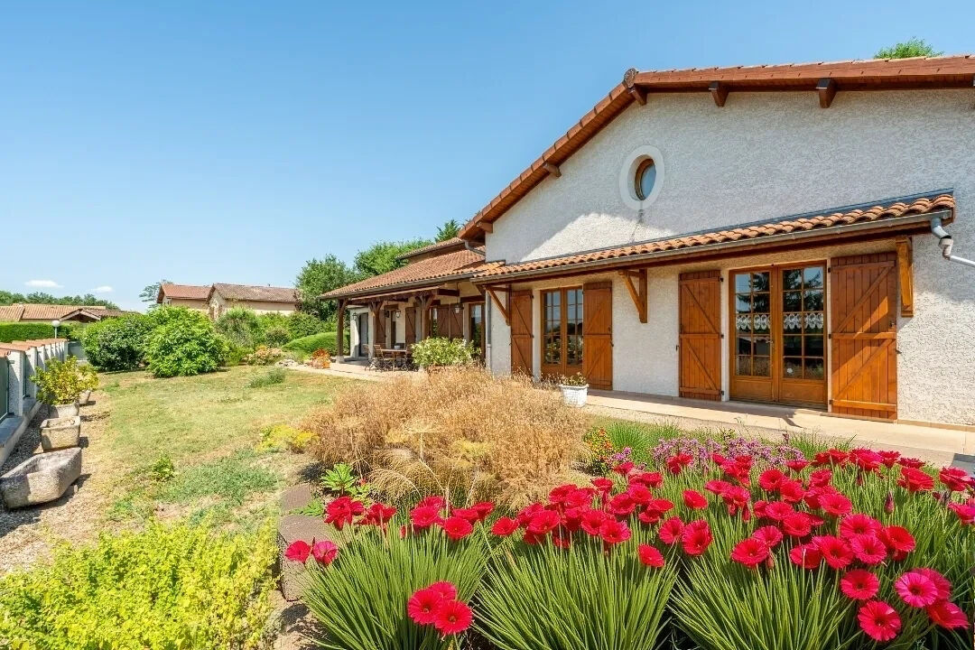 Maison spacieuse et fonctionnelle avec jardin et cour arborée