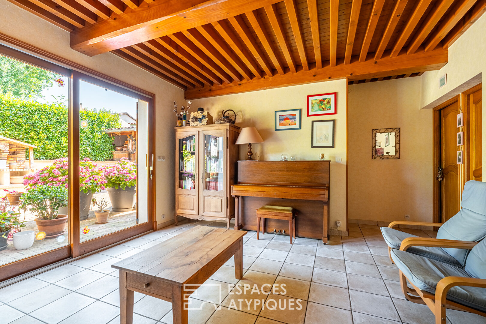 Maison spacieuse et fonctionnelle avec jardin et cour arborée