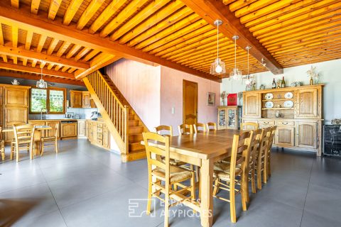 Maison spacieuse et fonctionnelle avec jardin et cour arborée
