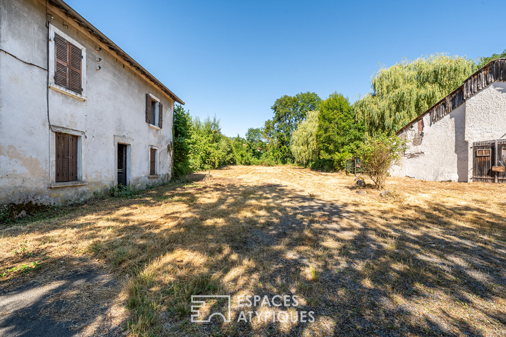 Ancienne herboristerie à réinventer en pleine nature, au coeur du Beaujolais Vert