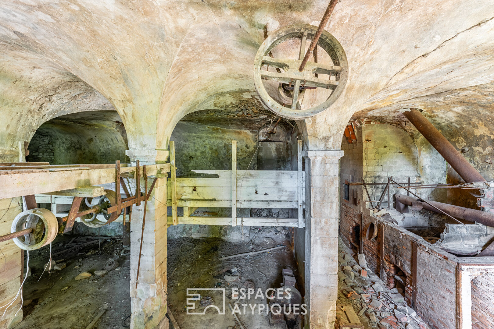 Ancienne herboristerie à réinventer en pleine nature, au coeur du Beaujolais Vert
