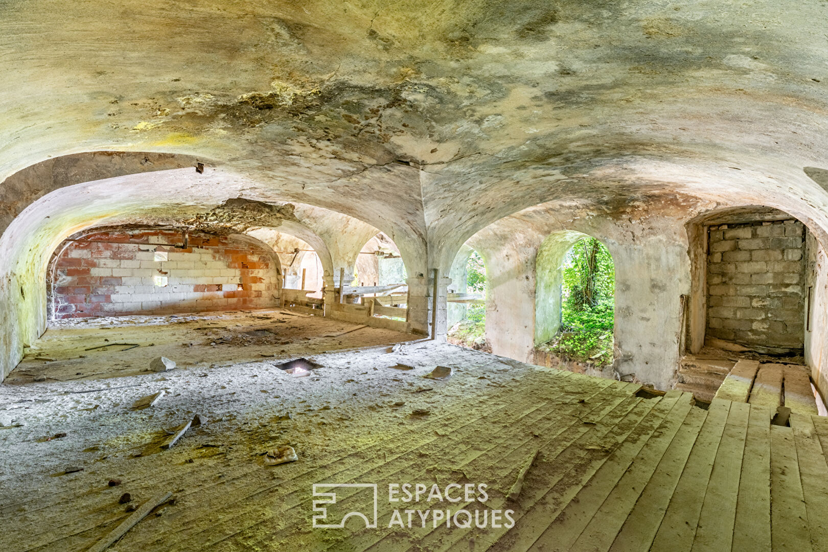 Ancienne herboristerie à réinventer en pleine nature, au coeur du Beaujolais Vert