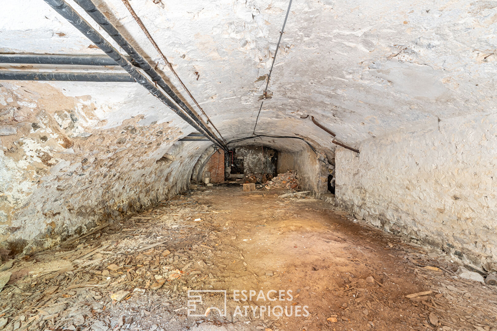 Ancienne herboristerie à réinventer en pleine nature, au coeur du Beaujolais Vert