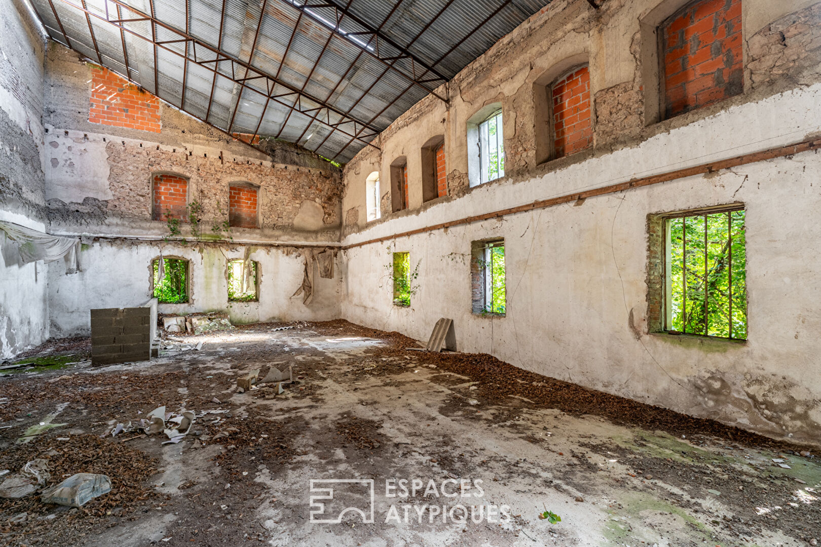 Ancienne herboristerie à réinventer en pleine nature, au coeur du Beaujolais Vert