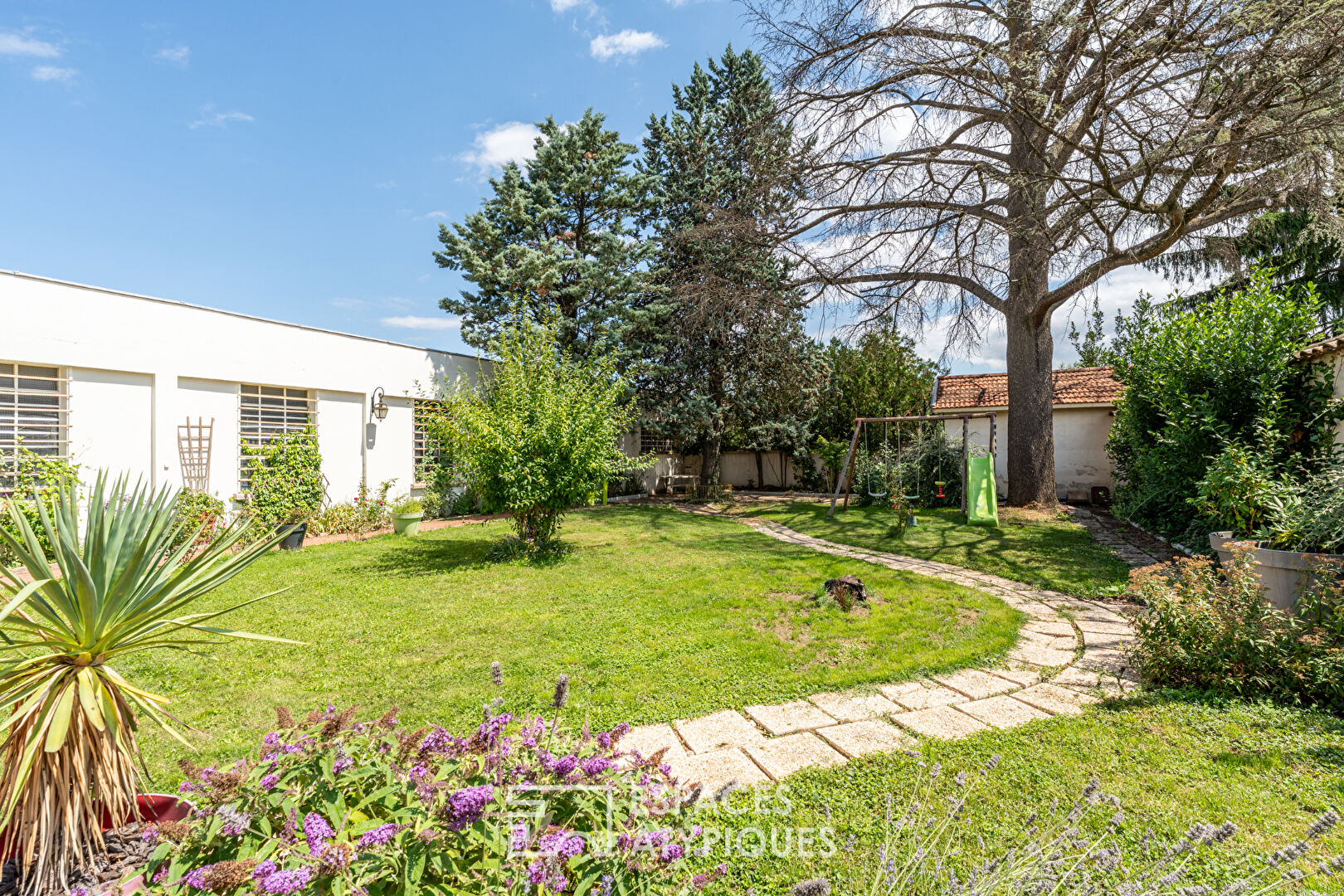 Renovated townhouse with garden and garage