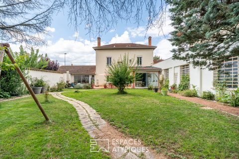 Renovated townhouse with garden and garage