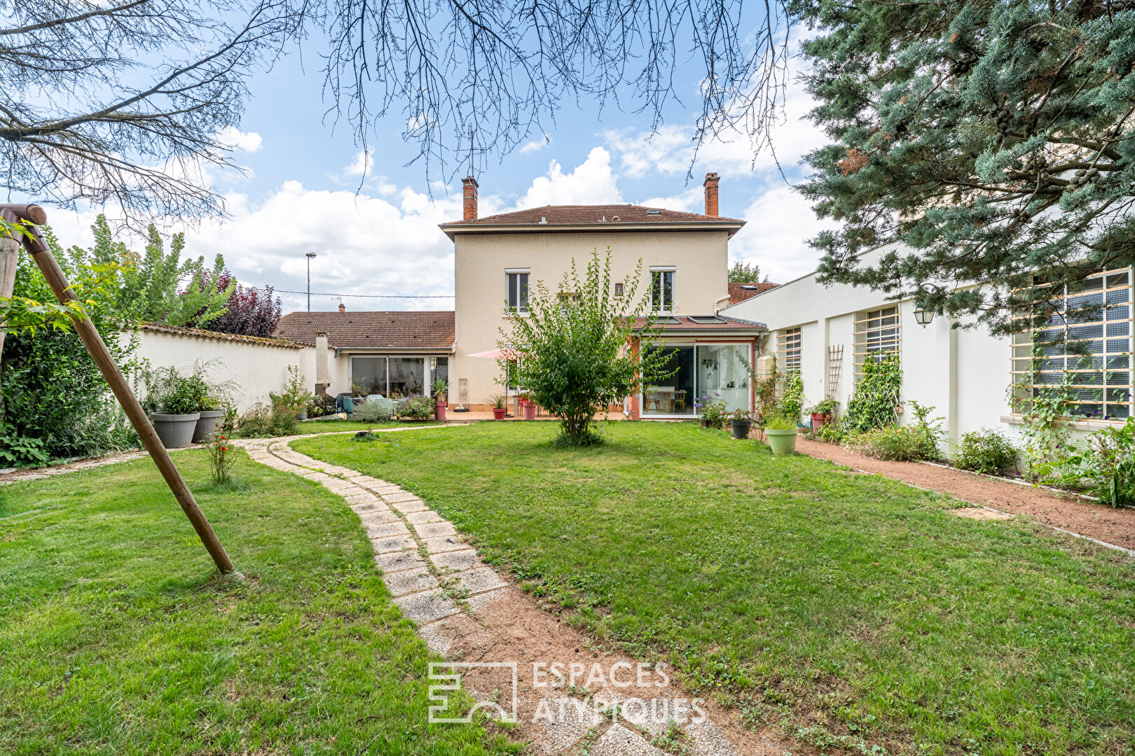 Renovated townhouse with garden and garage