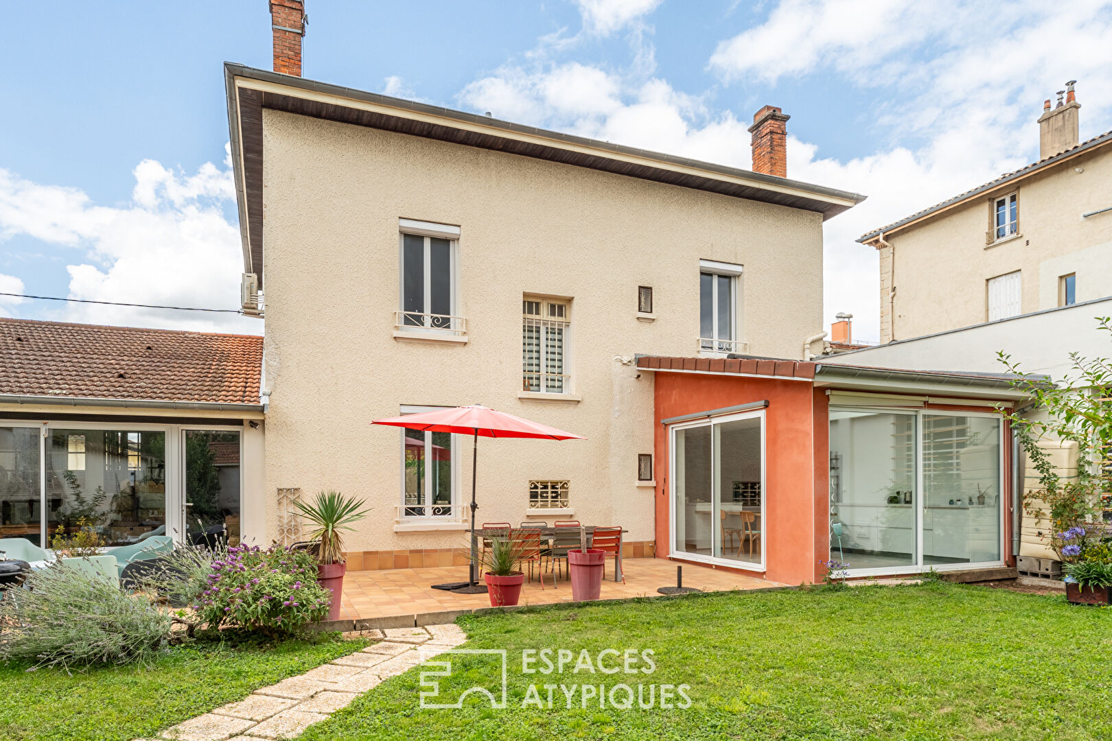 Renovated townhouse with garden and garage