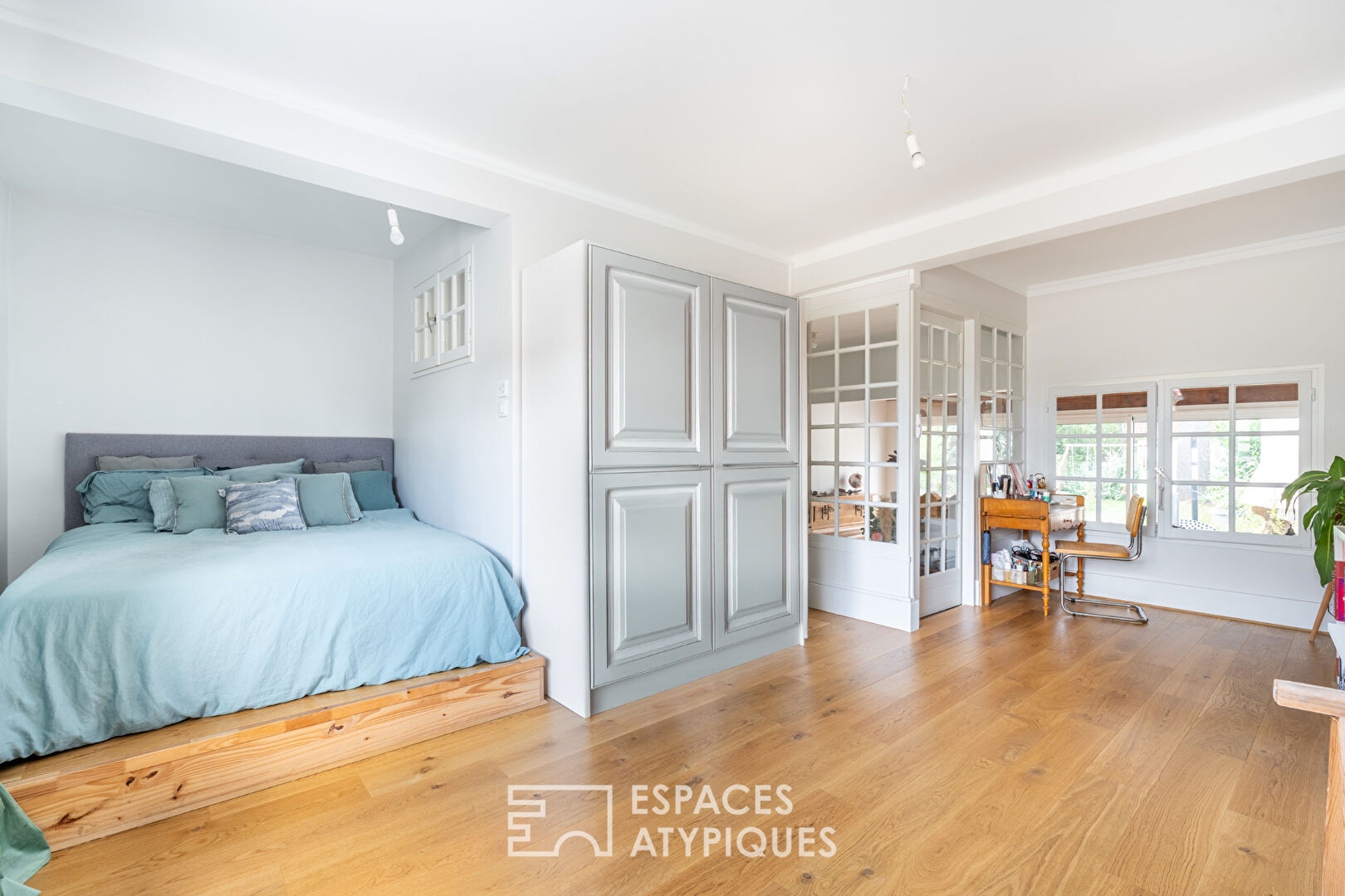 Renovated townhouse with garden and garage