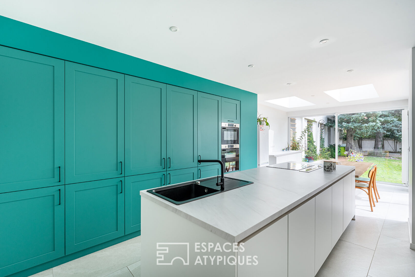 Renovated townhouse with garden and garage
