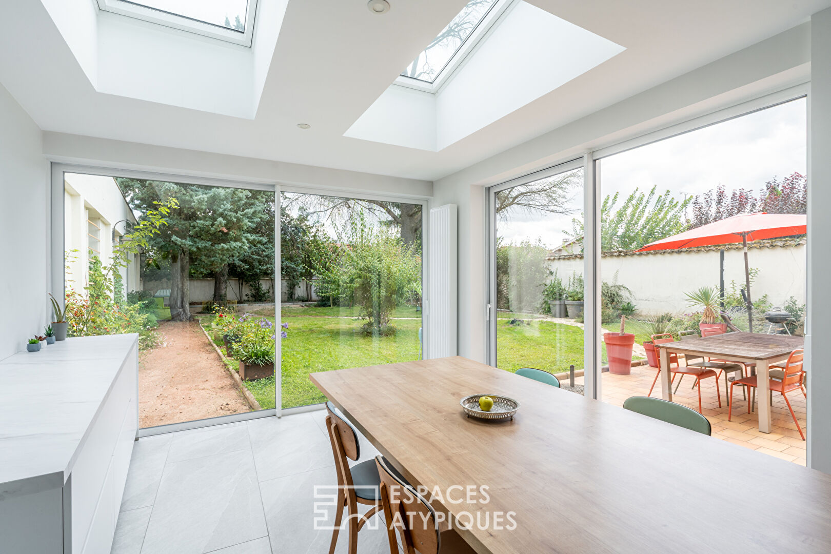 Renovated townhouse with garden and garage