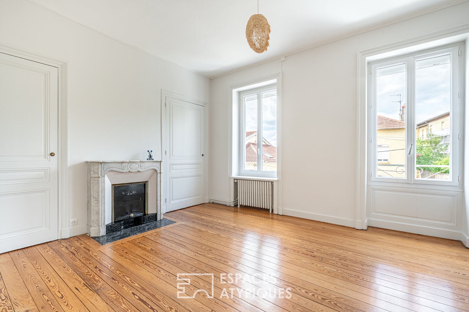 Renovated townhouse with garden and garage