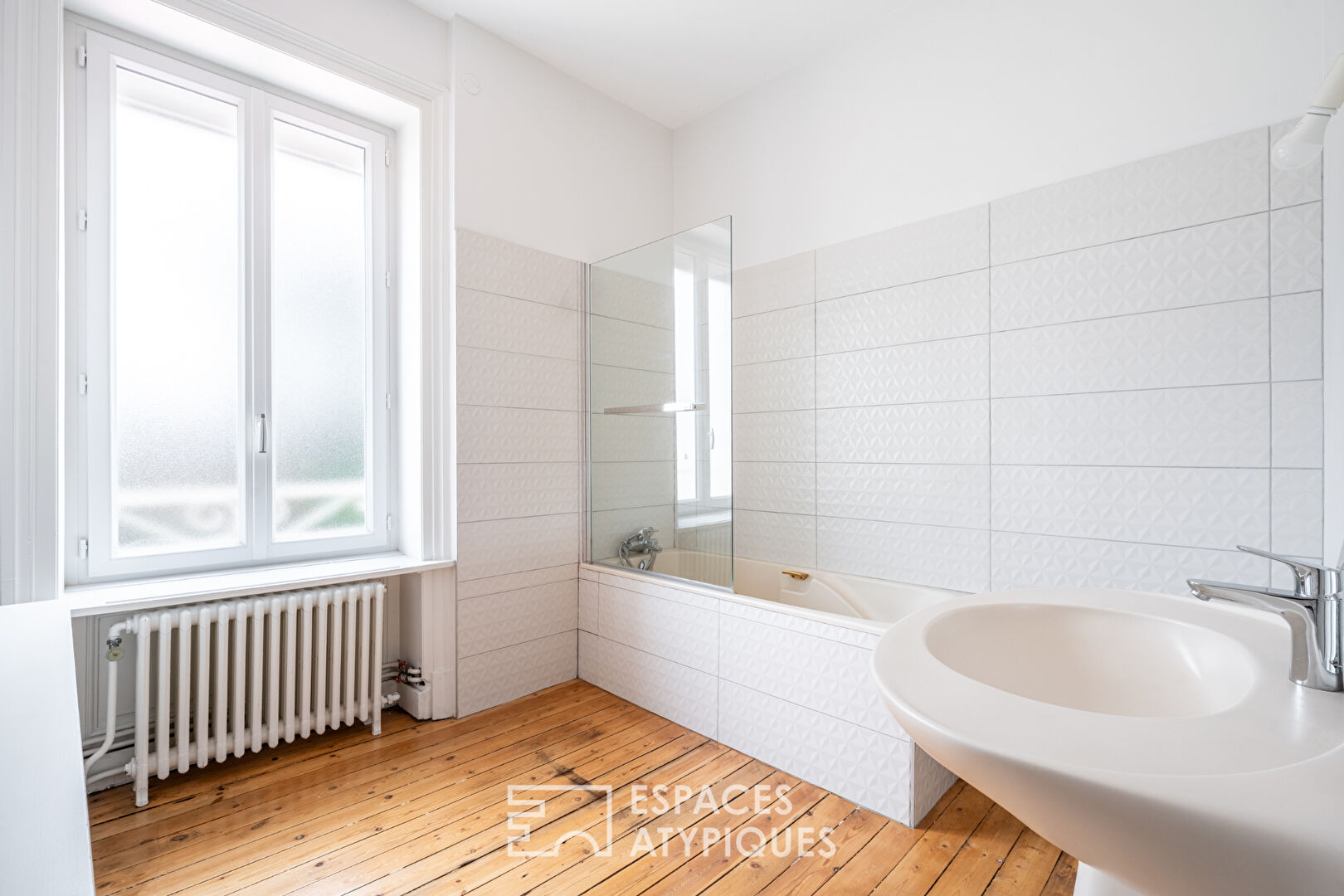 Renovated townhouse with garden and garage