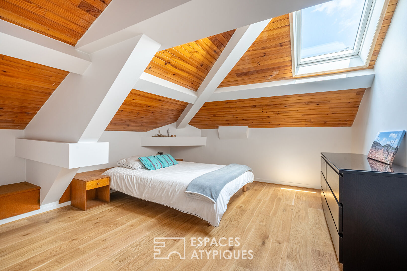 Renovated townhouse with garden and garage