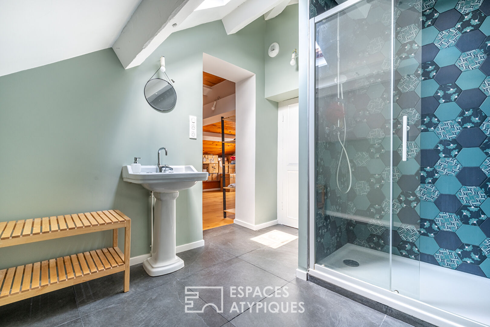 Renovated townhouse with garden and garage