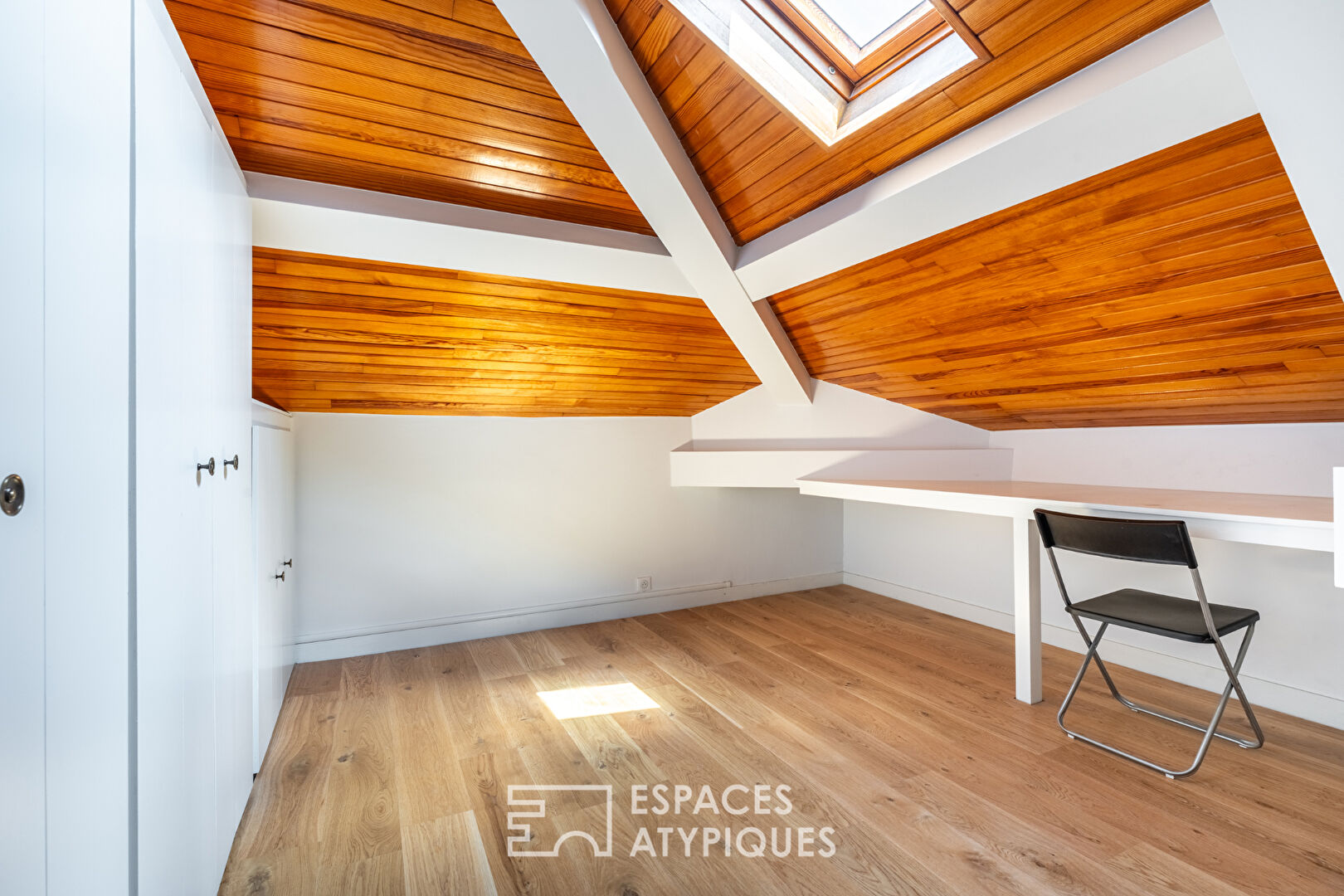 Renovated townhouse with garden and garage