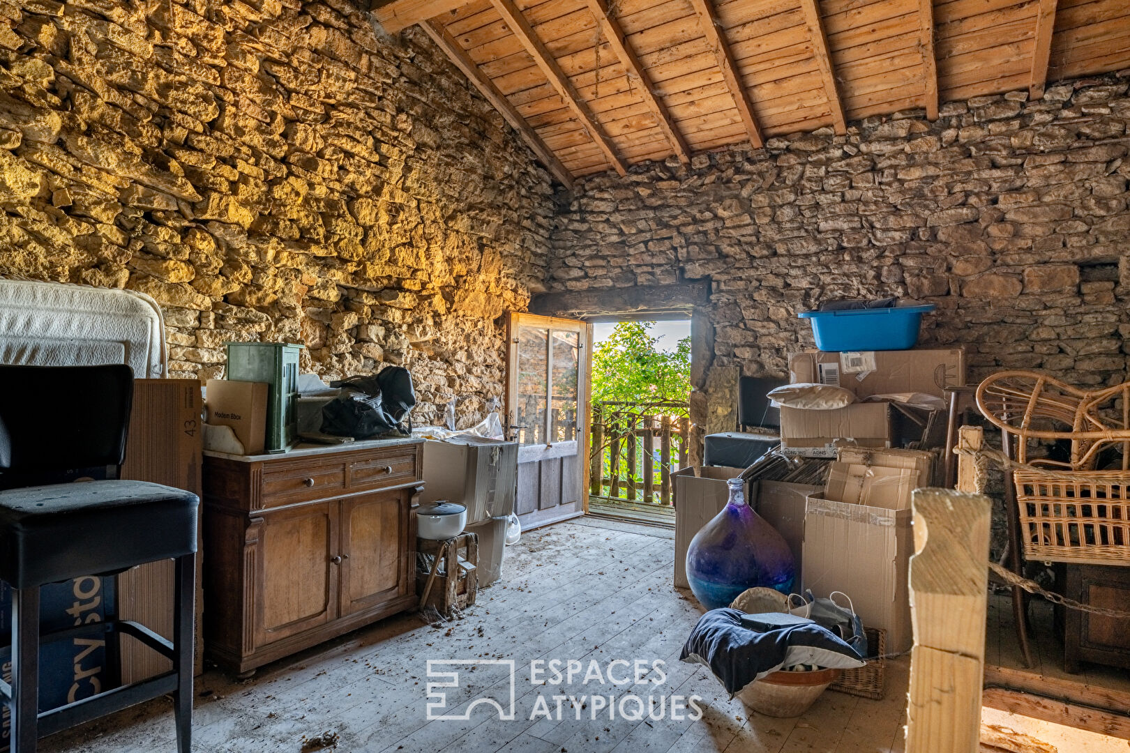Stone house with outbuilding and exceptional view