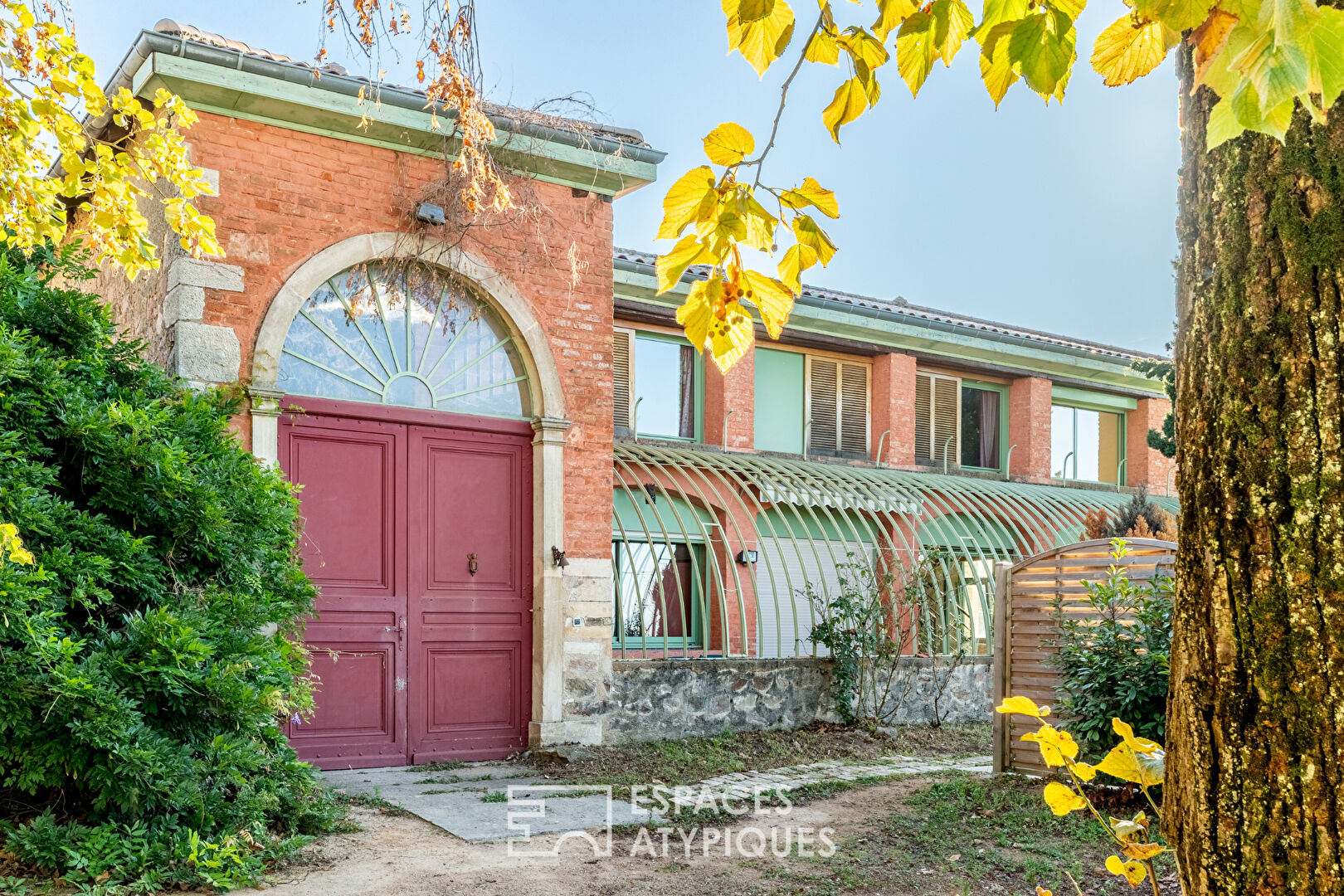 Character property on the heights of Fleurie with swimming pool and breathtaking view