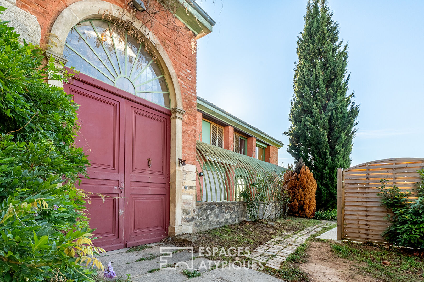 Character property on the heights of Fleurie with swimming pool and breathtaking view