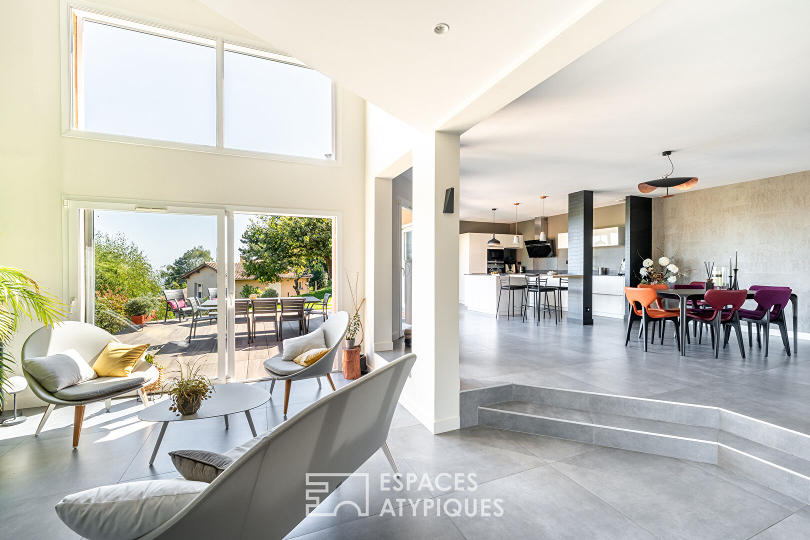 Villa contemporaine sur les hauteurs de Montmelas avec piscine et vue panoramique
