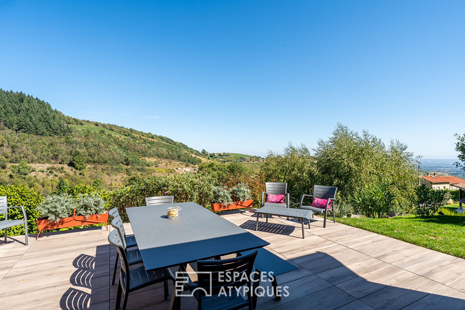 Villa contemporaine sur les hauteurs de Montmelas avec piscine et vue panoramique