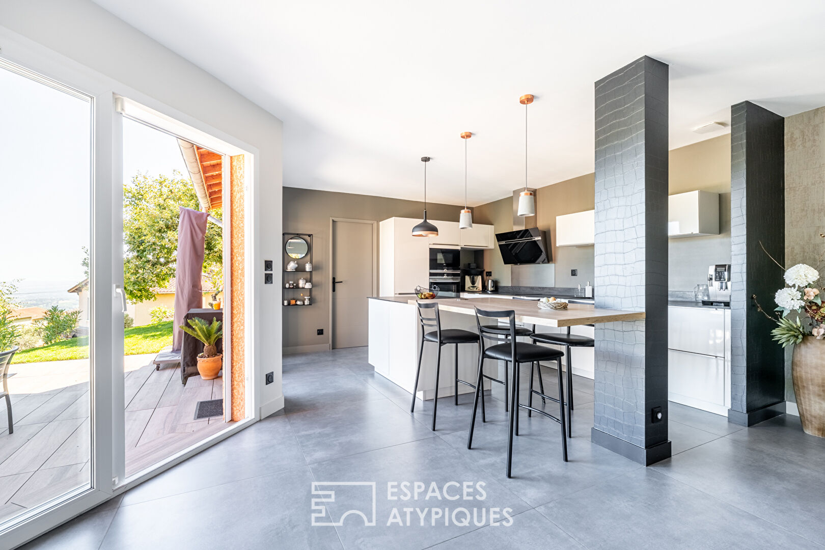 Villa contemporaine sur les hauteurs de Montmelas avec piscine et vue panoramique