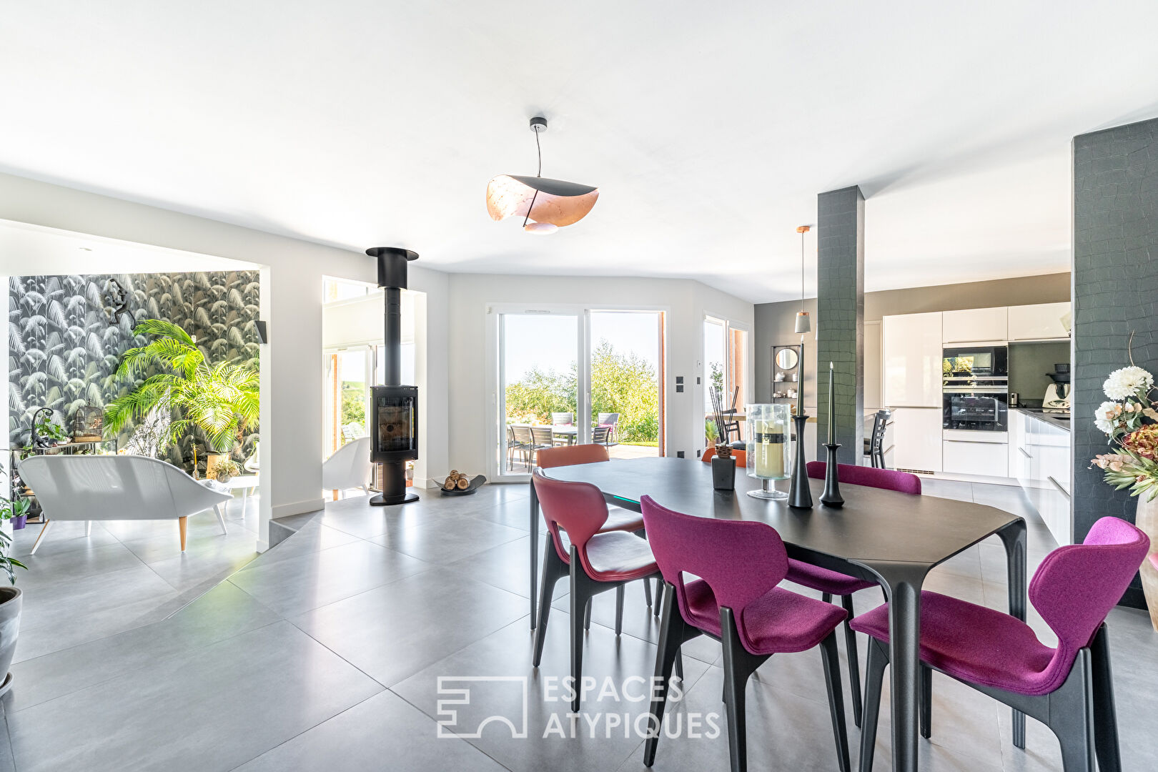 Villa contemporaine sur les hauteurs de Montmelas avec piscine et vue panoramique