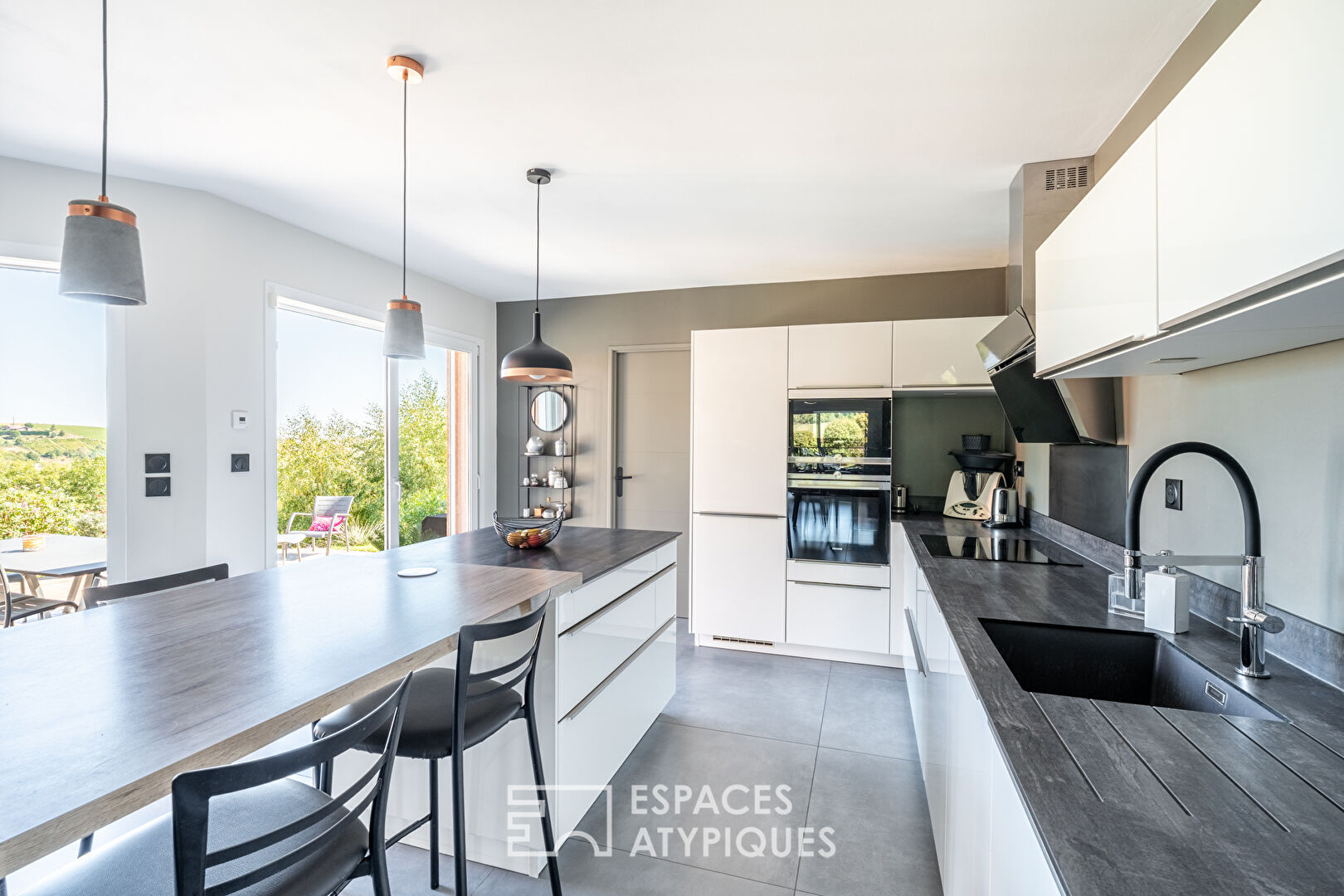 Villa contemporaine sur les hauteurs de Montmelas avec piscine et vue panoramique