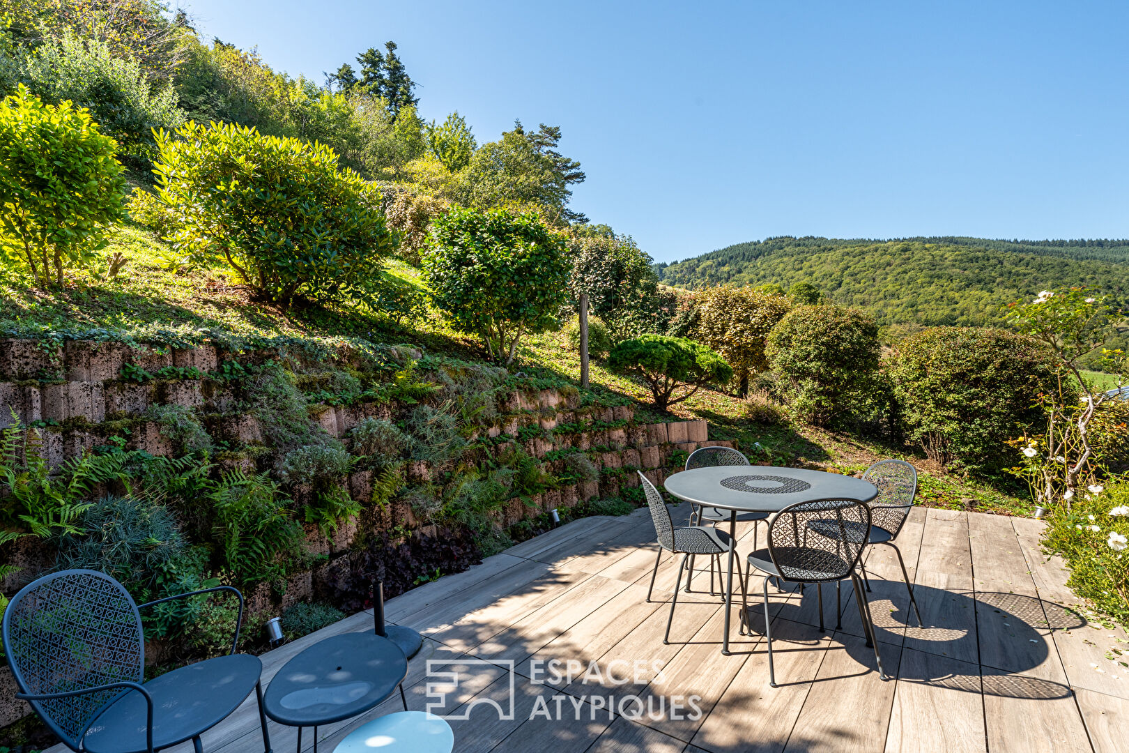 Villa contemporaine sur les hauteurs de Montmelas avec piscine et vue panoramique