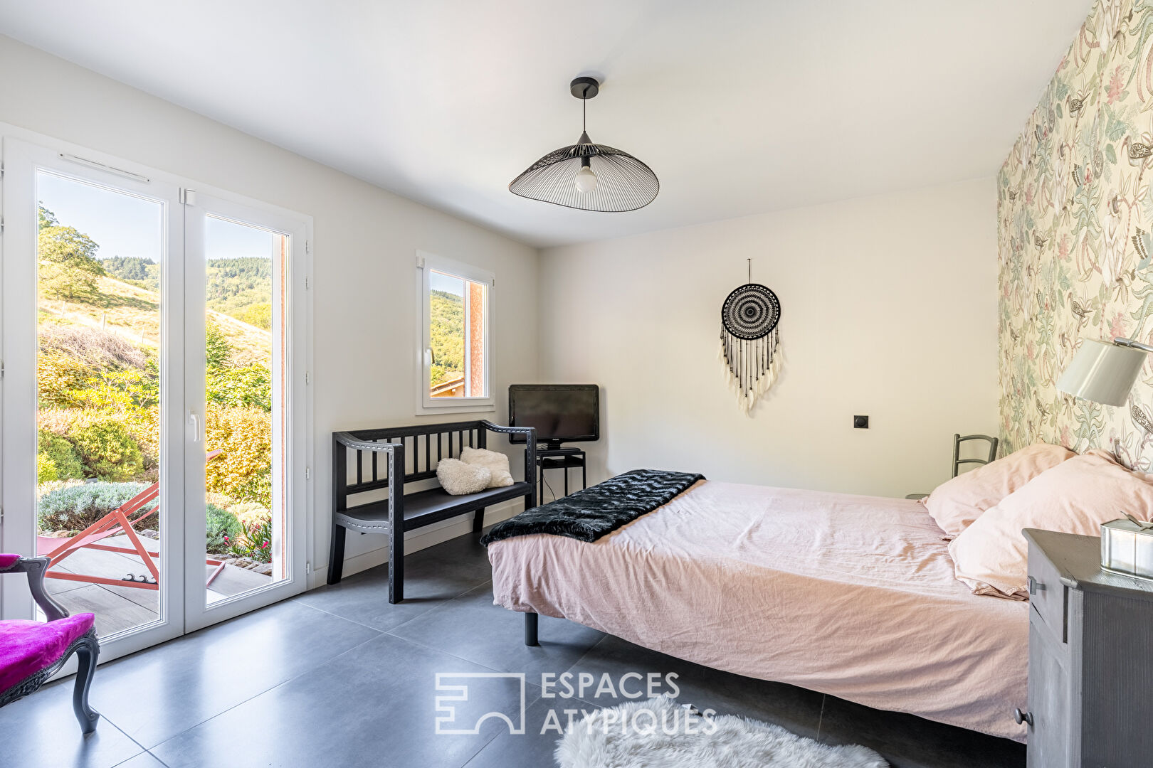 Villa contemporaine sur les hauteurs de Montmelas avec piscine et vue panoramique