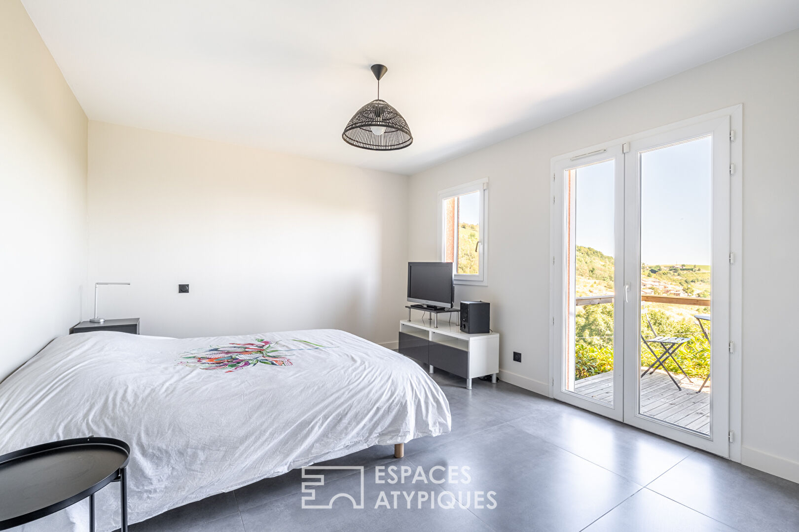 Villa contemporaine sur les hauteurs de Montmelas avec piscine et vue panoramique