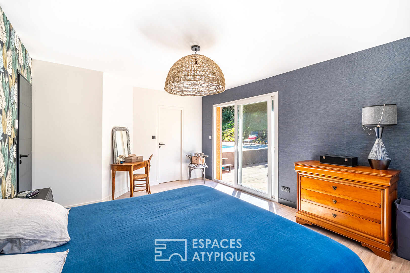 Villa contemporaine sur les hauteurs de Montmelas avec piscine et vue panoramique