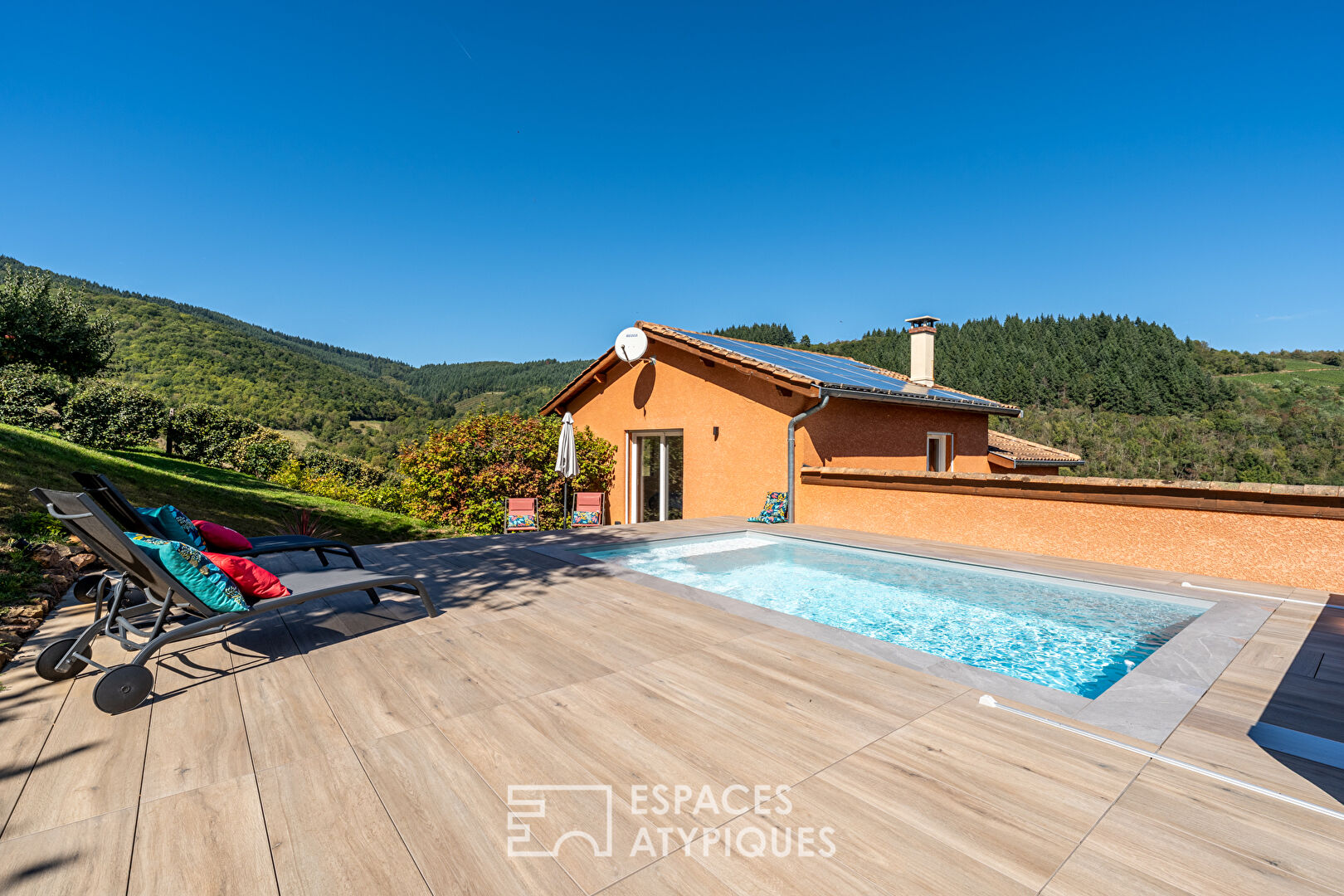 Villa contemporaine sur les hauteurs de Montmelas avec piscine et vue panoramique