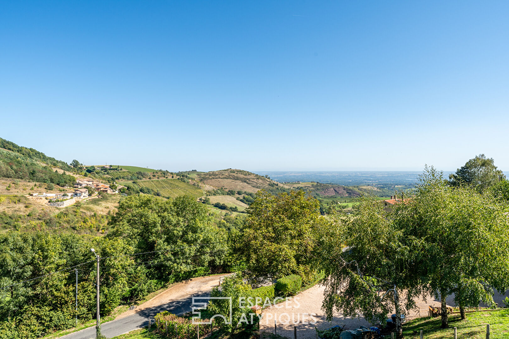 Villa contemporaine sur les hauteurs de Montmelas avec piscine et vue panoramique