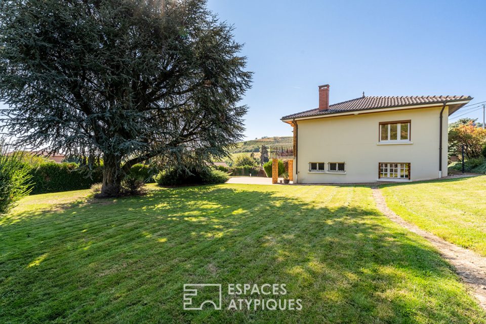 Maison avec jardin arboré et vue sur les vignobles du Beaujolais vert