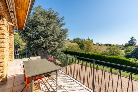 Maison avec jardin arboré et vue sur les vignobles du Beaujolais vert