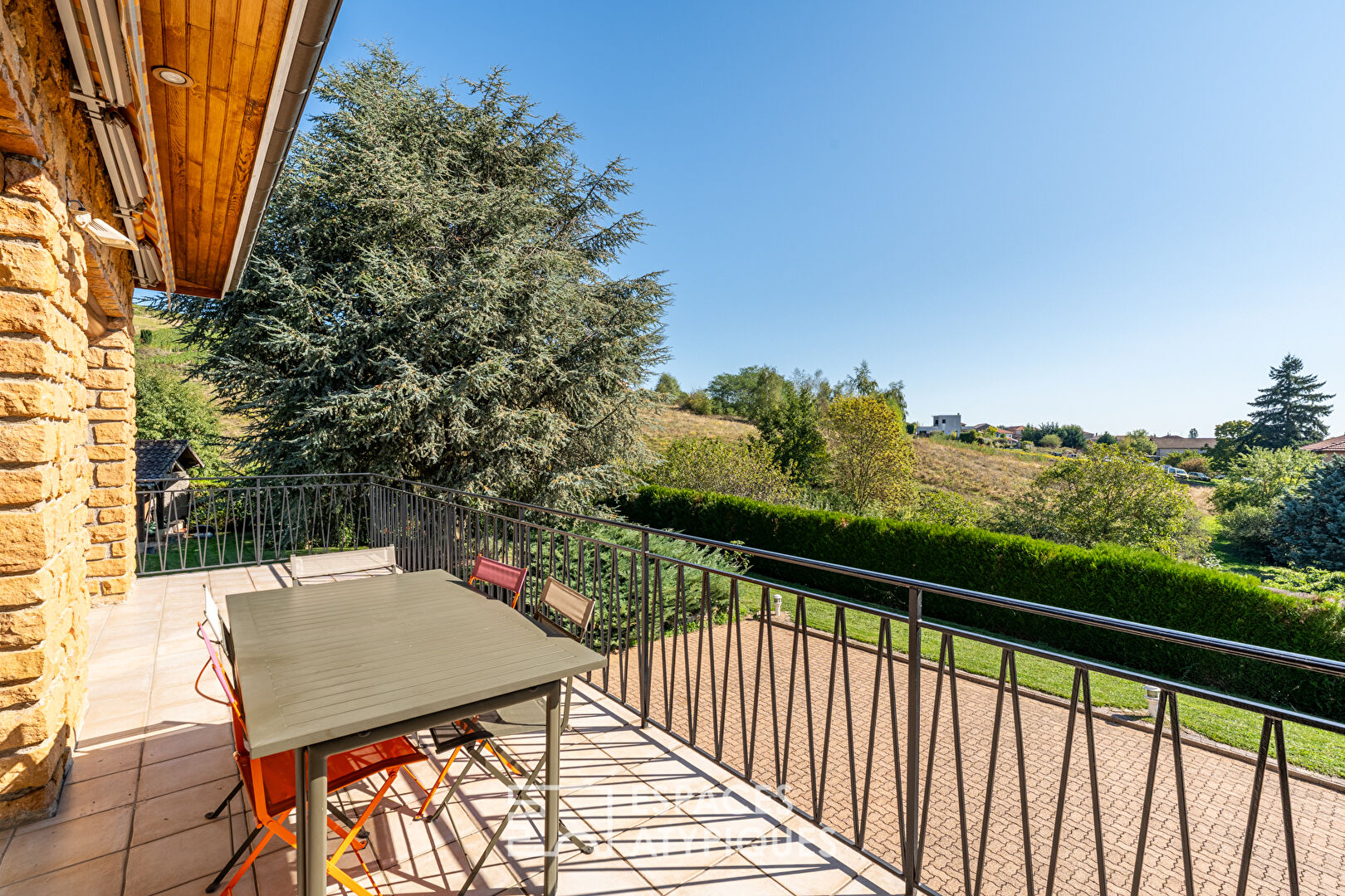 Maison avec jardin arboré et vue sur les vignobles du Beaujolais vert
